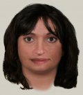 Wizerunek kobiety: wiek około 30 lat, włosy koloru brązowego do ramion z grzywka na czole, lekko falowane, oczy duże koloru brązowego, twarz okrągła.